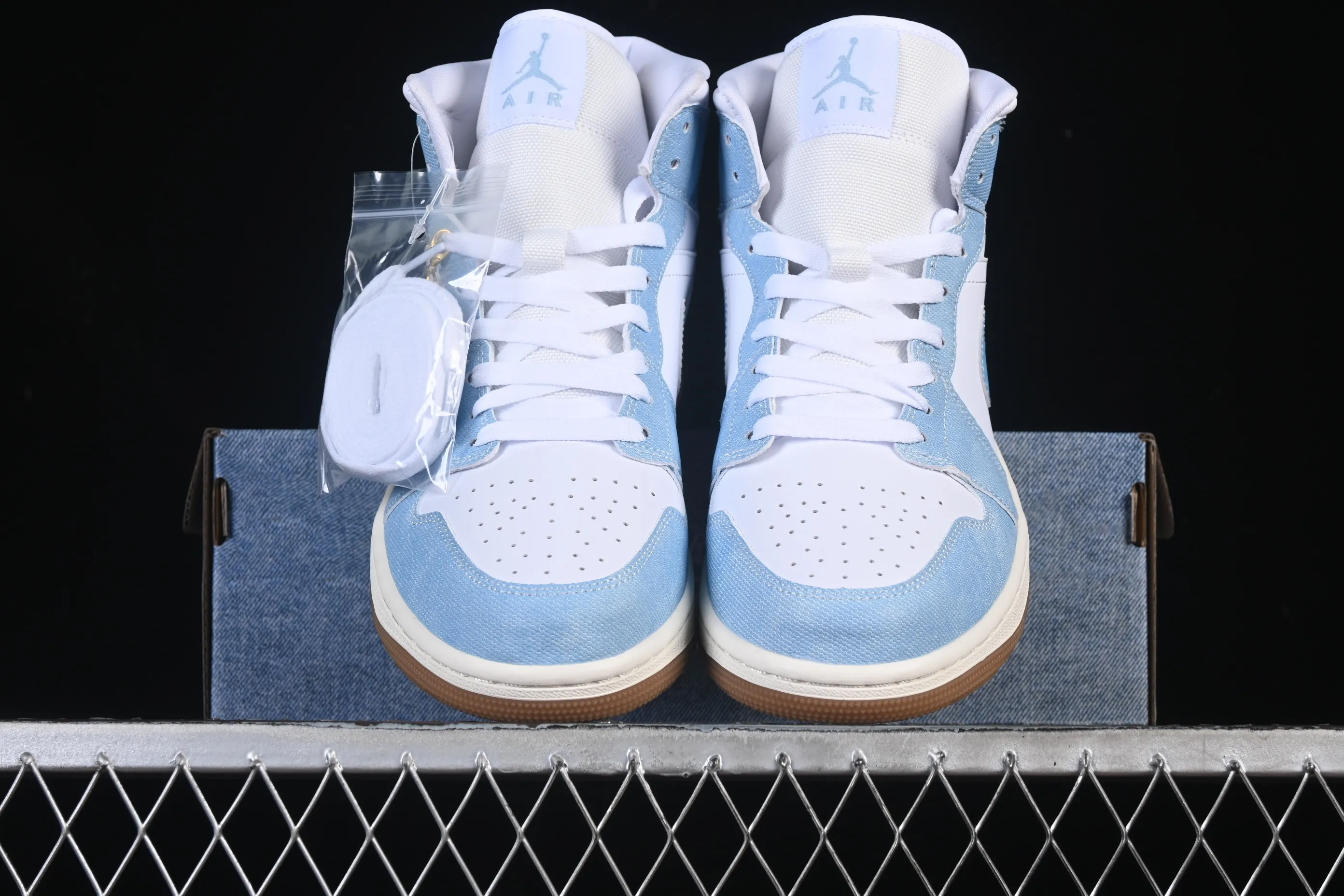 All Categories Air Jordan Jordan Series Basketball Shoes Air Jordan 1 Mid Air Jordan 1 Mid "Denim" AJ1 Joe 1 Retro Denim Blue China Cultural Leisure Sneakers HQ2005-100